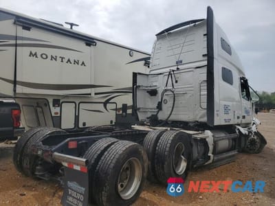 Czwarte zdjęcie samochodu z boku: 2021 VOLVO VNL SEMI TRUCK VIN:4V4NC9EH7MN281601 - miniatura
