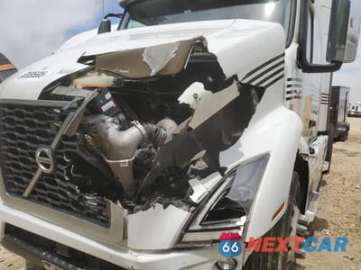 Zdjęcie 9 z 10 samochodu: 2021 VOLVO VNR SEMI TRUCK VIN:4V4WC9EH0MN600339 - miniatura