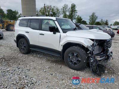 Czwarte zdjęcie samochodu z boku: 2024 LEXUS GX 550 PREMIUM/PREMIUM+ VIN:JTJTBCDX0R5025283 - miniatura