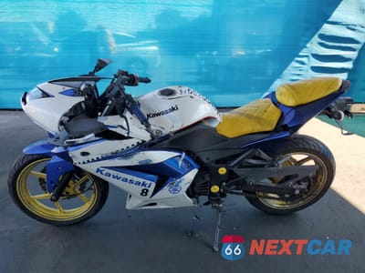 Trzecie zdjęcie samochodu z tyłu: 2011 KAWASAKI EX250 J VIN:JKAEXMJ12BDA76795 - miniatura