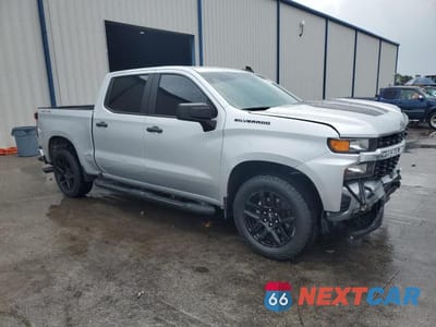 Czwarte zdjęcie samochodu z boku: 2021 CHEVROLET SILVERADO K1500 CUSTOM VIN:1GCPYBEK6MZ277556 - miniatura
