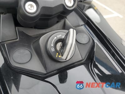 Zdjęcie 8 z 10 samochodu: 2017 CAN-AM SPYDER ROADSTER F3-T VIN:2BXREDD29HV000079 - miniatura
