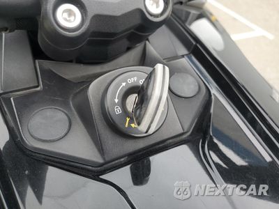 Zdjęcie 8 z 10 samochodu: 2017 CAN-AM SPYDER ROADSTER F3-T VIN:2BXREDD29HV000079 - miniatura
