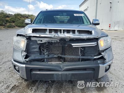 Piąte zdjęcie samochodu w środku: 2017 TOYOTA TUNDRA CREWMAX LIMITED VIN:5TFHW5F12HX638185 - miniatura