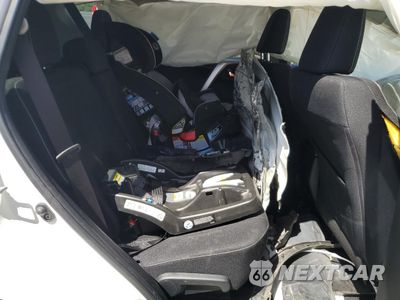 Zdjęcie 11 z 16 samochodu: 2017 TOYOTA RAV4 XLE VIN:JTMWFREV4HJ715662 - miniatura