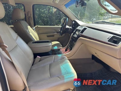 Piąte zdjęcie samochodu w środku: 2013 CADILLAC ESCALADE PREMIUM VIN:1GYS3CEF2DR318728 - miniatura