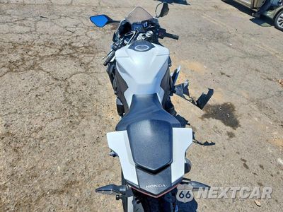 Zdjęcie 6 z 9 samochodu: 2026 HONDA CBR1000 RR VIN:JH2SC7715TK900609 - miniatura