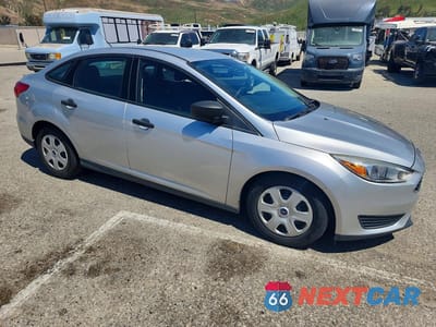 Czwarte zdjęcie samochodu z boku: 2016 FORD FOCUS S VIN:1FADP3E24GL405964 - miniatura