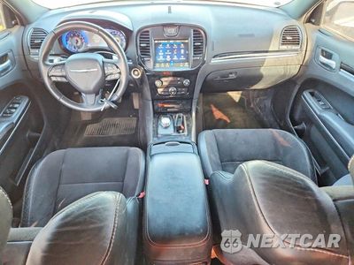 Zdjęcie 8 z 12 samochodu: 2018 CHRYSLER 300 VIN:2C3CCABGXJH127327 - miniatura