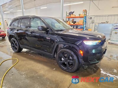 Czwarte zdjęcie samochodu z boku: 2023 JEEP GRAND CHEROKEE LAREDO VIN:1C4RJHAG5PC642897 - miniatura