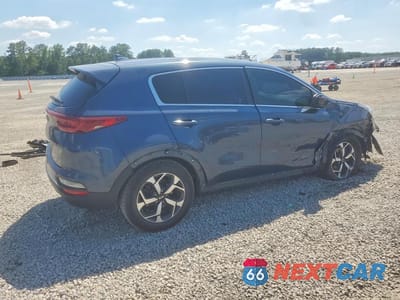 Trzecie zdjęcie samochodu z tyłu: 2021 KIA SPORTAGE LX VIN:KNDPM3AC7M7935624 - miniatura