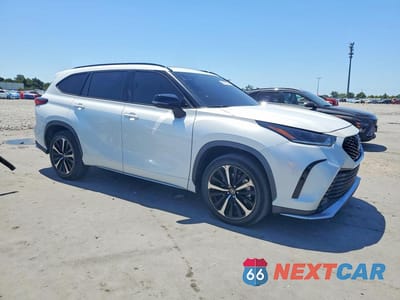 Czwarte zdjęcie samochodu z boku: 2022 TOYOTA HIGHLANDER XSE VIN:5TDLZRAH8NS132598 - miniatura