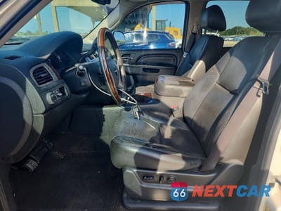Zdjęcie 7 z 13 samochodu: 2013 GMC YUKON XL DENALI VIN:1GKS1MEF6DR359370 - miniatura