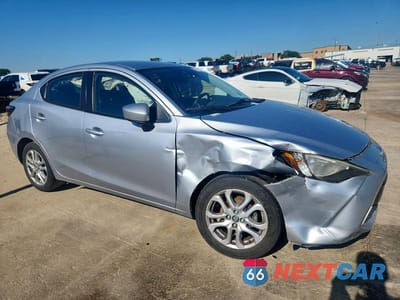 Czwarte zdjęcie samochodu z boku: 2018 TOYOTA YARIS IA BASE VIN:3MYDLBYV1JY332879 - miniatura