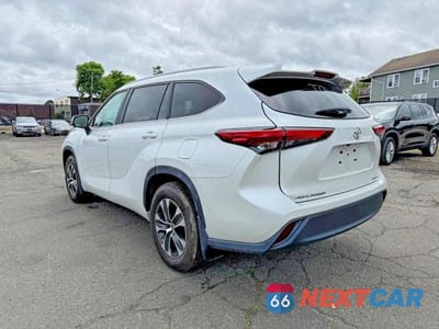 Trzecie zdjęcie samochodu z tyłu: 2023 TOYOTA HIGHLANDER XLE VIN:5TDKDRBH6PS515550 - miniatura