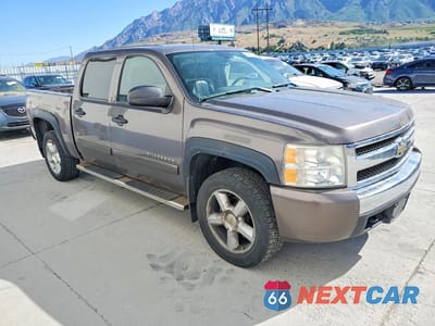 Czwarte zdjęcie samochodu z boku: 2008 CHEVROLET SILVERADO K1500 VIN:2GCEK133481328730 - miniatura