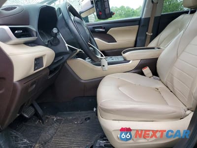 Zdjęcie 7 z 12 samochodu: 2022 TOYOTA HIGHLANDER XLE VIN:5TDHZRBH2NS578170 - miniatura