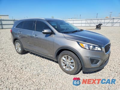 Czwarte zdjęcie samochodu z boku: 2016 KIA SORENTO LX V6 VIN:5XYPGDA51GG093885 - miniatura