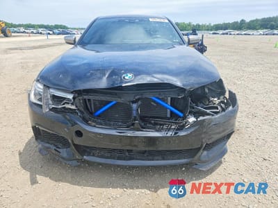 Piąte zdjęcie samochodu w środku: 2018 BMW M550XI VIN:WBAJB9C50JG464583 - miniatura