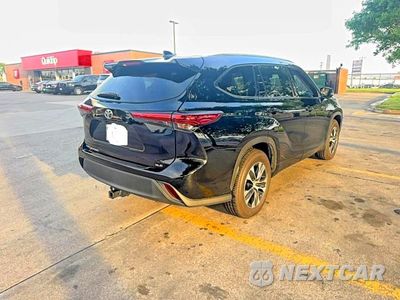 Czwarte zdjęcie samochodu z boku: 2022 TOYOTA HIGHLANDER XLE VIN:5TDGZRAHXNS555782 - miniatura