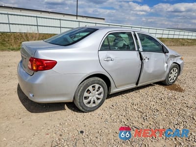 Trzecie zdjęcie samochodu z tyłu: 2010 TOYOTA COROLLA LE VIN:2T1BU4EE2AC501200 - miniatura