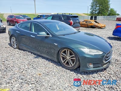 Czwarte zdjęcie samochodu z boku: 2014 TESLA MODEL S VIN:5YJSA1H17EFP39268 - miniatura
