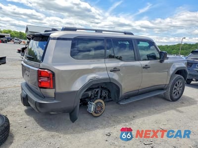 Trzecie zdjęcie samochodu z tyłu: 2026 TOYOTA LAND CRUISER BASE VIN:JTEABFAJ9T5024809 - miniatura
