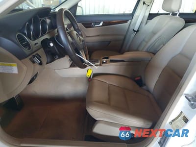 Zdjęcie 7 z 12 samochodu: 2013 MERCEDES-BENZ C 250 VIN:WDDGF4HB5DR271380 - miniatura