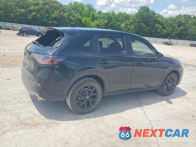 Trzecie zdjęcie samochodu z tyłu: 2025 HONDA HR-V SPORT VIN:3CZRZ1H55SM707902 - miniatura