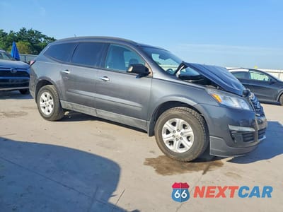 Czwarte zdjęcie samochodu z boku: 2013 CHEVROLET TRAVERSE LS VIN:1GNKRFKD2DJ120925 - miniatura