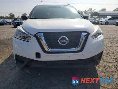 Piąte zdjęcie samochodu w środku: 2019 NISSAN KICKS S VIN:3N1CP5CU4KL560715 - miniatura