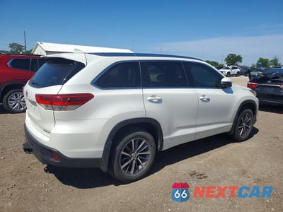 Trzecie zdjęcie samochodu z tyłu: 2018 TOYOTA HIGHLANDER XLE VIN:5TDJZRFH3JS532451 - miniatura