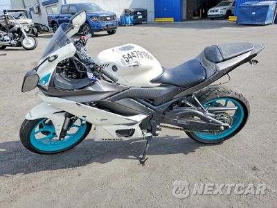 Trzecie zdjęcie samochodu z tyłu: 2024 YAMAHA YZFR3 A VIN:MH3RH18Y6RK017260 - miniatura