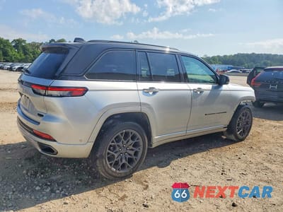 Trzecie zdjęcie samochodu z tyłu: 2025 JEEP GRAND CHEROKEE SUMMIT VIN:1C4RJHEG2S8768480 - miniatura