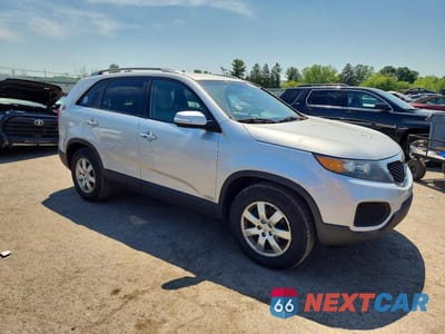 Czwarte zdjęcie samochodu z boku: 2013 KIA SORENTO LX VIN:5XYKTDA25DG311365 - miniatura