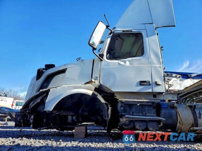 Zdjęcie 9 z 10 samochodu: 2017 VOLVO VNL VIN:4V4N19DG1HN981652 - miniatura