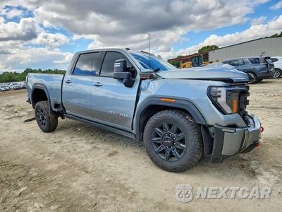 Czwarte zdjęcie samochodu z boku: 2024 GMC SIERRA K2500 AT4 VIN:1GT49PEY9RF152321 - miniatura