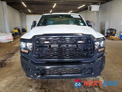 Piąte zdjęcie samochodu w środku: 2023 RAM 2500 TRADESMAN VIN:3C6MR5AJ4PG605194 - miniatura