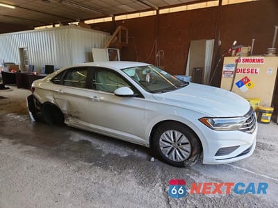 Czwarte zdjęcie samochodu z boku: 2019 VOLKSWAGEN JETTA VIN:3VWC57BU3KM015130 - miniatura