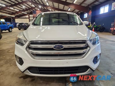 Piąte zdjęcie samochodu w środku: 2017 FORD ESCAPE SE VIN:1FMCU9GD0HUB55758 - miniatura