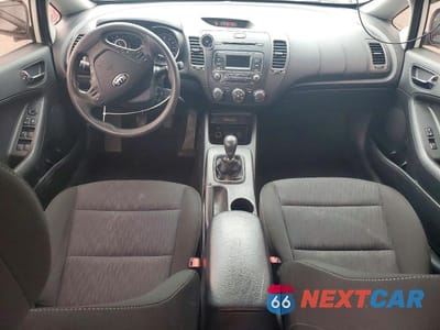 Zdjęcie 8 z 13 samochodu: 2016 KIA FORTE LX VIN:KNAFK4A62G5617909 - miniatura