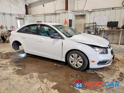 Czwarte zdjęcie samochodu z boku: 2015 CHEVROLET CRUZE LS VIN:1G1PB5SG0F7237113 - miniatura
