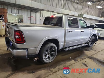 Trzecie zdjęcie samochodu z tyłu: 2026 RAM 1500 BIG HORN VIN:1C6SRFFP5TN190821 - miniatura
