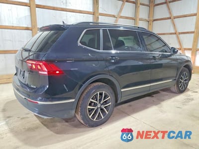 Trzecie zdjęcie samochodu z tyłu: 2021 VOLKSWAGEN TIGUAN SE VIN:3VV3B7AXXMM028131 - miniatura