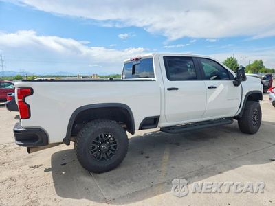 Trzecie zdjęcie samochodu z tyłu: 2025 CHEVROLET SILVERADO K2500 ZR2 VIN:1GC4KYEY1SF246127 - miniatura