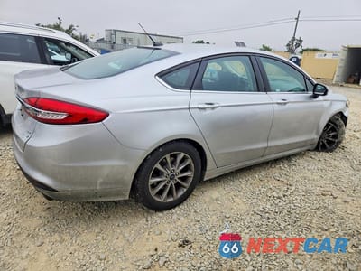 Trzecie zdjęcie samochodu z tyłu: 2017 FORD FUSION SE VIN:3FA6P0HDXHR343851 - miniatura