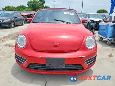 Piąte zdjęcie samochodu w środku: 2018 VOLKSWAGEN BEETLE S VIN:3VW5DAAT8JM516630 - miniatura