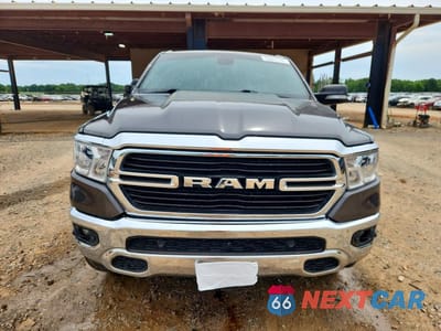 Piąte zdjęcie samochodu w środku: 2019 RAM 1500 BIG HORN VIN:1C6SRFMT5KN685938 - miniatura