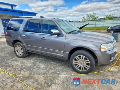 Czwarte zdjęcie samochodu z boku: 2011 LINCOLN NAVIGATOR VIN:5LMJJ2J59BEJ09112 - miniatura