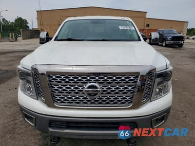 Piąte zdjęcie samochodu w środku: 2018 NISSAN TITAN XD PLATINUM RESERVE VIN:1N6BA1F49JN549624 - miniatura